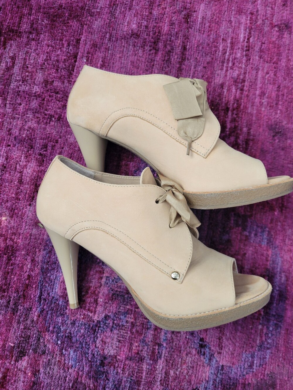 Juicy Couture Georgine Open Toe Bootie Heels Shoes Beige Nubuck Suede Size 7.5